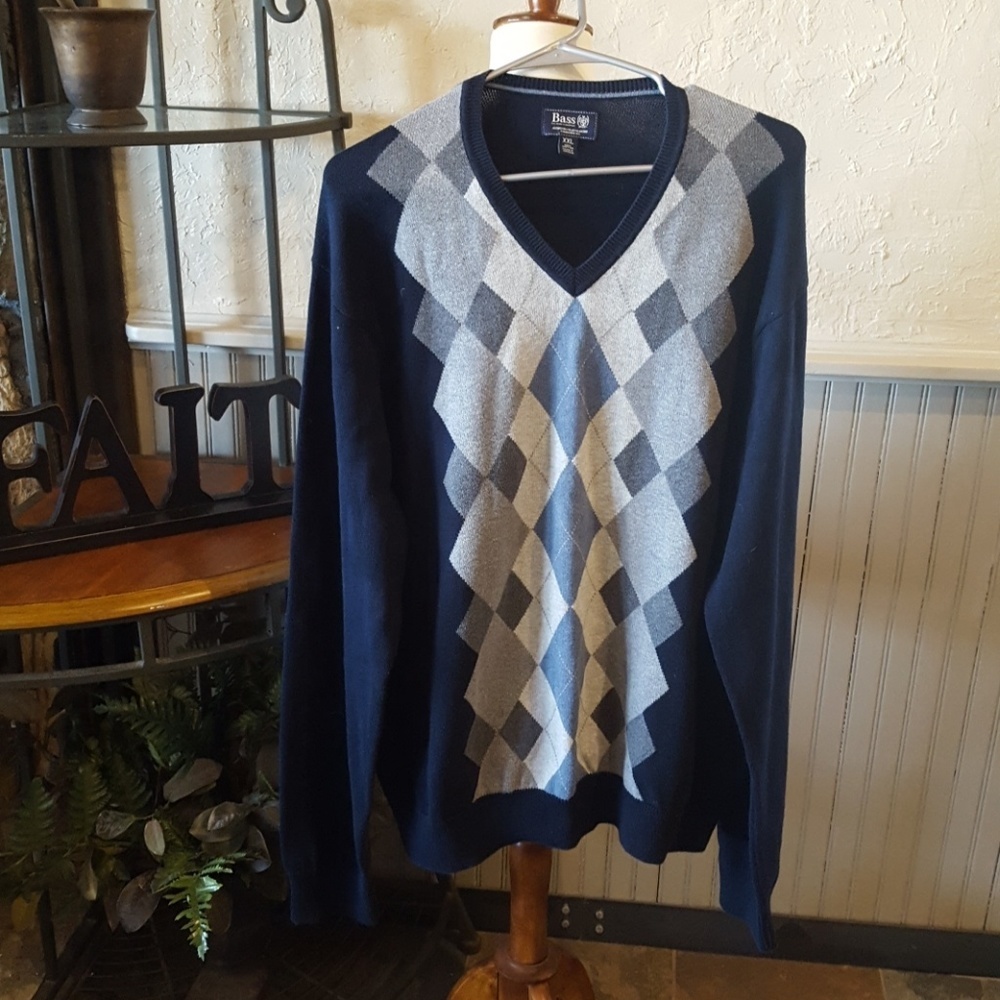 Bass Men's Navy V-Neck Argyle Sweater with Gray Diamonds